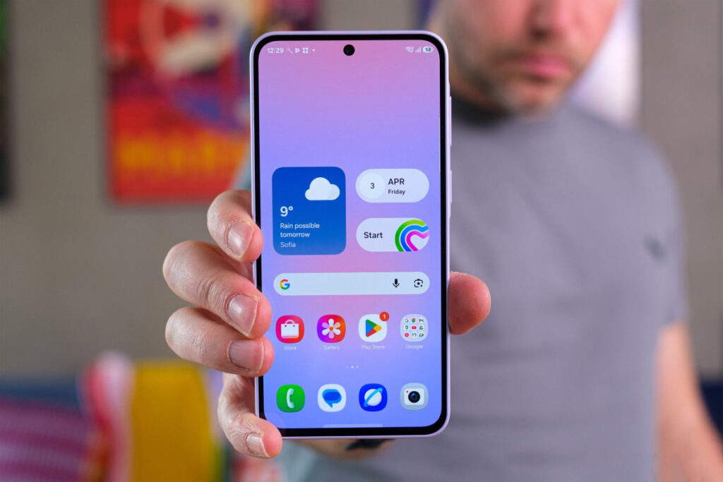 Galaxy-A37-review-1024x683 Galaxy A37: تكرار ممل أم خيار ذكي؟