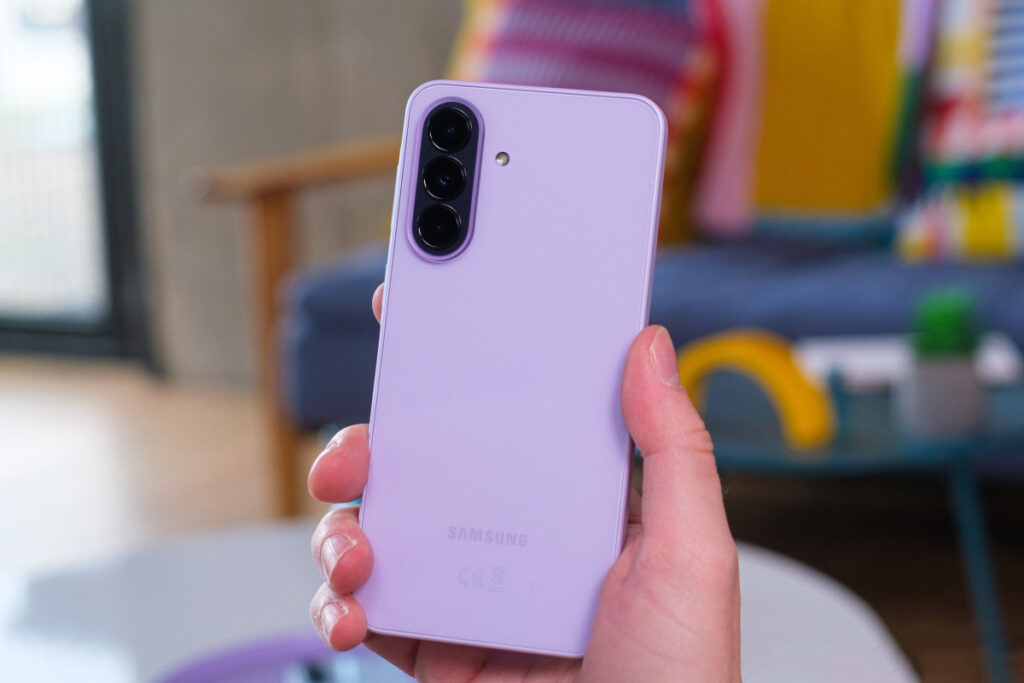 Galaxy-A37-review3-1024x683 Galaxy A37: تكرار ممل أم خيار ذكي؟