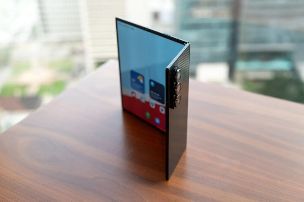 Samsung-Galaxy-Z-TriFold-2-1024x681 Samsung تحاول من جديد: TriFold 2 أنحف وأقوى!